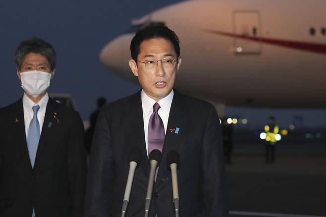 출국 전 소감 밝히는 기시다 총리 (하네다공항 교도=연합뉴스) 기시다 후미오 일본 총리가 2일(현지시간) 영국 글래스고에서 열리는 제26차 유엔기후변화협약 당사국총회(COP26) 정상급 회의 참석을 위해 출국하기에 앞서 취재진에게 소감을 밝히고 있다. 2021.11.2 photo@yna.co.kr