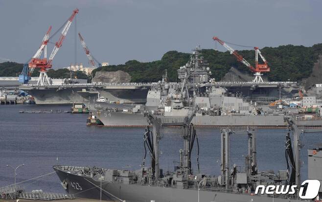 유엔사 후방기지의 하나인 주일미군 오코스카 해군기지에 정박돼 있는 항공모함 '로널드 레이건'(맨위) 등 함선들. © AFP=뉴스1