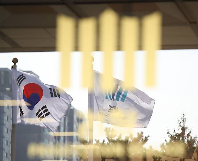 화천대유자산관리의 대주주 김만배 씨, 천화동인 4호 소유주 남욱 변호사, 정민용 전 성남도시개발공사 전략사업실장 등에 대한 영장실질심사를 하루 앞둔 2일 서울 서초구 서울중앙지검에서 로고가 새겨진 유리창에 태극기와 검찰깃발이 비치고 있다./연합뉴스