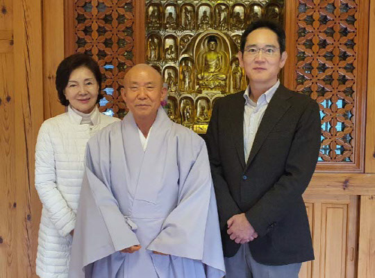 이재용 삼성전자 부회장과 모친 홍라희 전 리움미술관장이 삼성전자 창립 52주년 기념일인 지난 1일 경남 합천군 해인사를 찾아 방장 스님과 촬영하고 있다. <해인사 제공=연합뉴스]