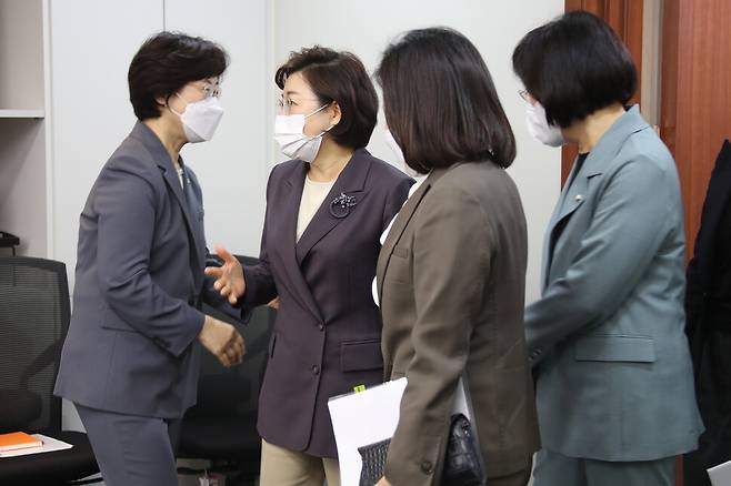 여성가족부가 여당의 대선공약 개발에 관여했다는 의혹과 관련해 국민의힘 김정재 의원(왼쪽 두번째) 등 국회 여성가족위 소속 야당 의원들이 지난 2일 서울 세종로 여성가족부를 항의 방문하고 있다. 왼쪽은 정영애 여가부 장관. 연합뉴스