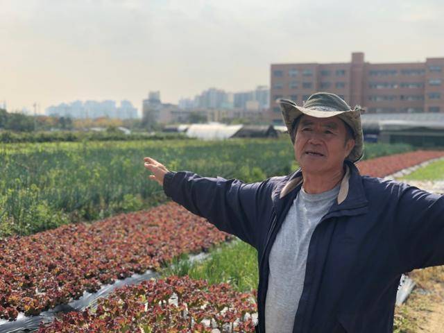 지난달 25일 인천 계양구 병방동 주민 박원하씨가 양팔을 뻗어 3기 신도시로 지정돼 강제수용을 앞둔 토지에 대해 설명하고 있다. 이승엽 기자