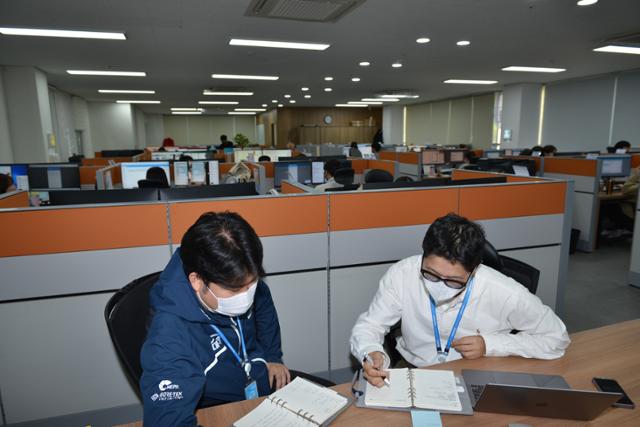 인성데이타 직원들이 사무실에서 대구형 배달앱 '대구로'의 활성화 방안을 토론하고 있다. 전준호 기자