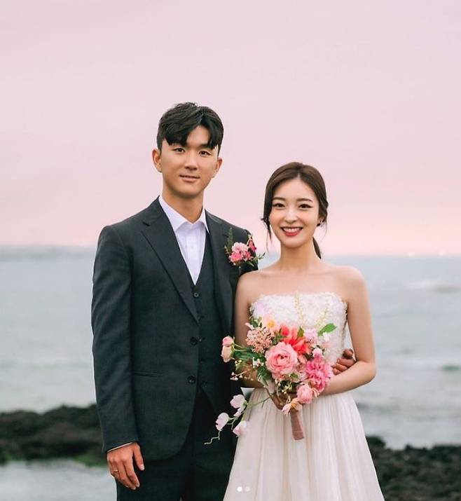 황인범은 지난 7월 5년 열애한 여자친구와 웨딩화보를 공개했다. [사진 황인범 인스타그램]