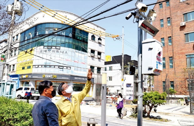 정용래 대전 유성구청장(오른쪽)이 유성구가 궁동에 마련한 인공지능(AI) 기반 무단투기 감시카메라를 점검하고 있다.   유성구  제공