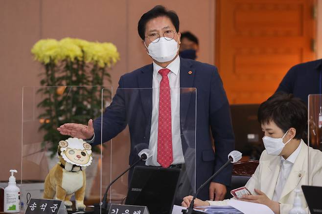 지난달 20일 경기 수원시 경기도청에서 열린 국회 국토교통위원회 경기도청 국정감사에서 국민의힘 송석준 간사가 양의 가면을 쓴 개 인형을 책상에 놓고 이재명 당시 경기지사에게 질의하고 있다.  국회사진기자단