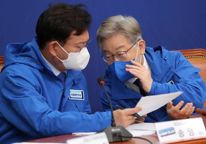 귀엣말 더불어민주당 이재명 대선 후보(오른쪽)와 대선 상임선거대책위원장인 송영길 대표가 3일 국회에서 열린 중앙선대위 회의에서 이야기하고 있다. 국회사진기자단