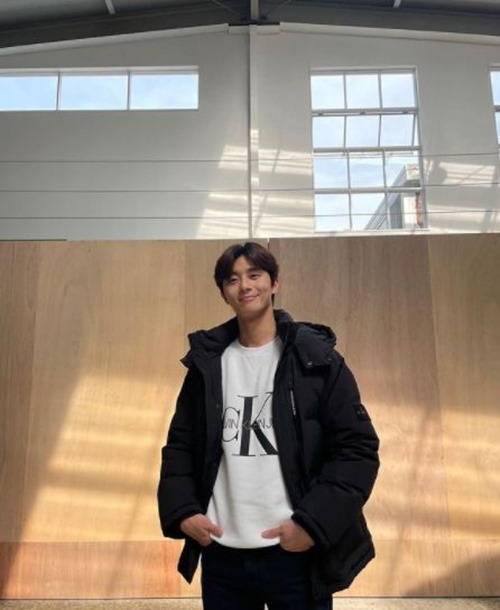 Actor Park Seo-joon has released his current status while returning to Korea temporarily.Park posted a picture on his instagram on the morning of the 3rd.Inside the picture is a picture of him dressed in comfortable and casual clothes.With his hip charm, Park Seo-joon boasted a chic and warm atmosphere.Also with sleek visuals, he caused admiration at a superior rate.On the other hand, Park Seo-joon was in the UK for filming the movie The Marvels and returned to Korea for a domestic schedule on the 2nd.