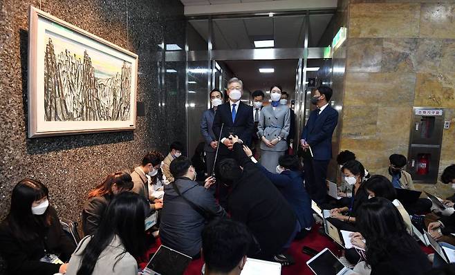 이재명 더불어민주당 대선 후보가 이달 1일 오전 서울 여의도 국회에서 박병석 국회의장을 예방한 후 취재진의 질의에 답하고 있다. / 사진제공=뉴시스