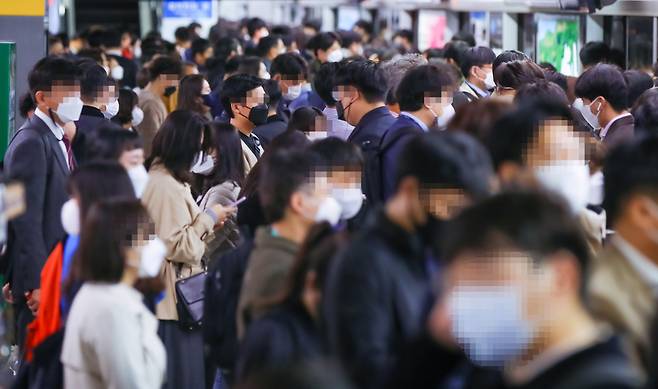 단계적 일상회복(위드 코로나) 시행 첫날인 1일 오전 서울역에서 시민들이 각자 저마다의 일터로 향하고 있다. [연합]