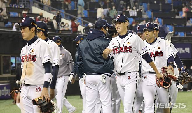 [서울=뉴시스] 고범준 기자 = 2일 오후 서울 송파구 잠실야구장에서 열린 2021 KBO 포스트시즌 와일드카드 결정 2차전 키움 히어로즈와 두산 베어스의 경기, 16-8로 승리를 거둔 두산 선수들이 기뻐하고 있다. 2021.11.02. bjko@newsis.com