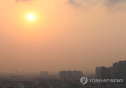 스모그로 대낮에도 뿌연 방콕의 도심 하늘  [EPA 연합뉴스 자료사진]