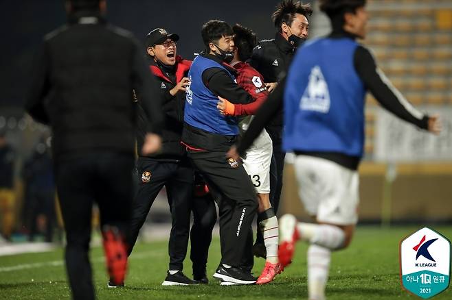 기성용과 얼싸안은 고요한 [한국프로축구연맹 제공. 재판매 및 DB 금지]