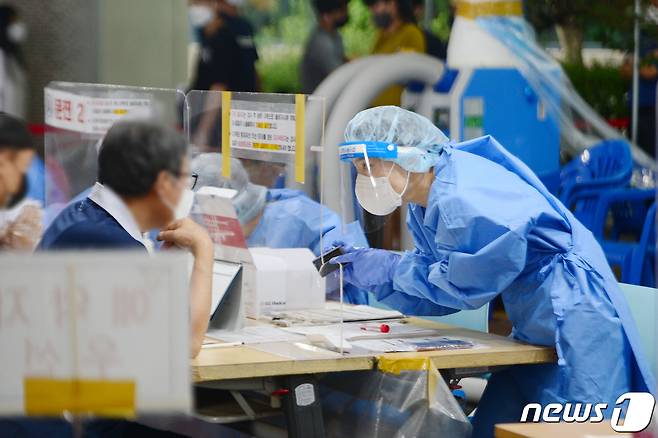 광주 광산구보건소 선별진료소에서 의료진들이 시민들에게 문진표 작성을 안내하고 있다. 광주에서는 광산구 일대 외국인들을 중심으로 신종 코로나바이러스 감염증(코로나19) 지역감염이 확산하고 있다. 2021.9.5/뉴스1 © News1 정다움 기자