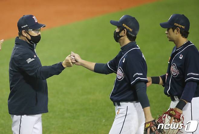 4일 오후 서울 송파구 잠실야구장에서 열린 프로야구 '2021 신한은행 SOL KBO 포스트시즌‘ 준플레이오프 1차전 두산 베어스와 LG 트윈스의 경기에서 두산 김태형 감독이 선수들과 하이파이브를 나누고 있다. 이날 경기는 두산이 LG를 상대로 5-1로 승리했다. 2021.11.4/뉴스1 © News1 임세영 기자