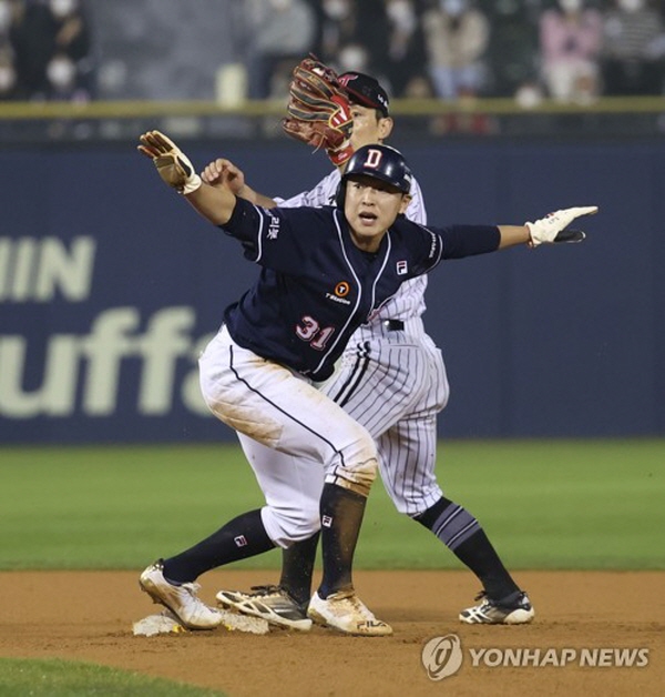 8회초 도루에 성공하는 정수빈. ⓒ연합뉴스