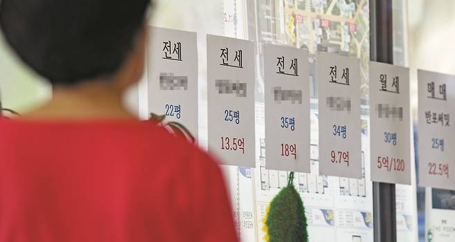 /박상훈 기자  서울 서초구의 한 공인중개업소에 ‘35평 18억원’ 등 고가의 전세 매물을 소개하는 안내가 붙어있다. 서울 아파트 전셋값이 급등하며 ‘국민평형’으로 통하는 전용면적 84㎡ 전세 보증금이 고가 주택 대출 금지선인 15억원을 뛰어넘는 사례가 속출하고 있다