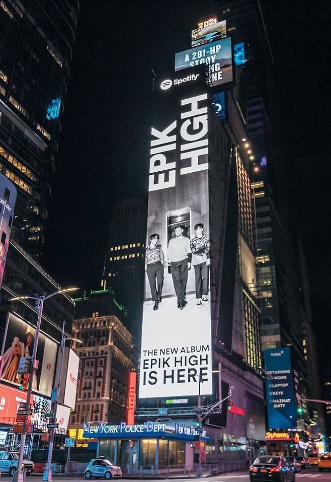 스포티파이가 지난달 24일 뉴욕타임스스퀘어에 내건 한국 힙합 가수 에픽하이의 신곡 소개 광고. / 스포티파이