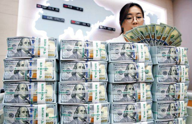 미국에서 들여온 달러화 뭉치를 시중은행 직원이 점검하고 있다. 미국의 강력한 ‘돈 풀기’ 정책으로 금융시장에 값이 싼(이자가 낮은) 달러 자금이 넘쳐나고 있다. 각국 정부와 기업, 가계의 빚이 쉽게 늘어나는 원인 중 하나다.  /뉴시스
