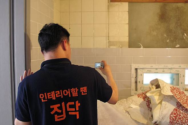 집닥은 최근 인테리어 현장을 직접 챙길 수 없는 집주인들을 위해 공사 현장을 촬영해 보내주는 ‘실시간 현장 확인’ 서비스를 개시했다. /집닥