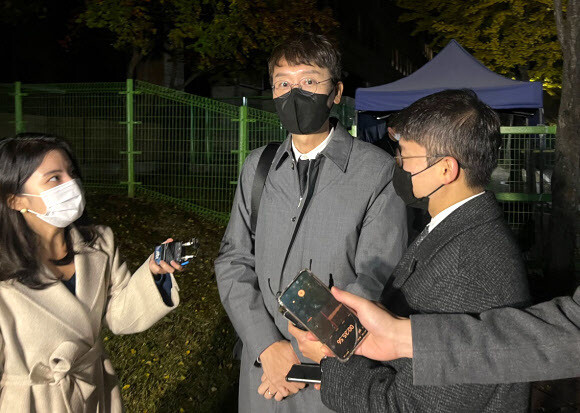 ‘고발 사주’ 의혹 핵심 인물인 김웅 국민의힘 의원이 3일 밤 정부과천청사 고위공직자범죄수사처에서 조사를 받은 뒤 나서고 있다. 연합뉴스