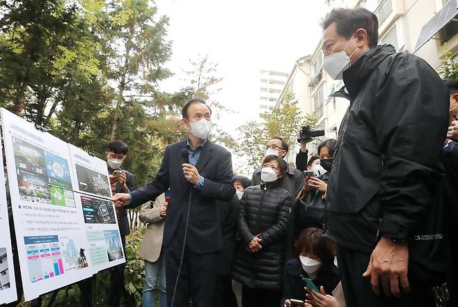 4일 오후 서울 노원구 하계5단지 재정비사업 현장을 찾은 오세훈 서울시장이 사업 현황을 듣고 있다. 연합뉴스