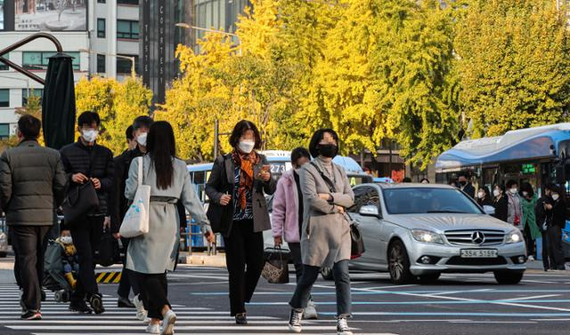 서울 지역의 아침 최저기온이 8도를 기록한 3일 오전 서울 종로구 광화문에서 시민들이 코트와 패딩 점퍼 등 한결 두꺼운 외투를 입고 출근하고 있다. 연합뉴스