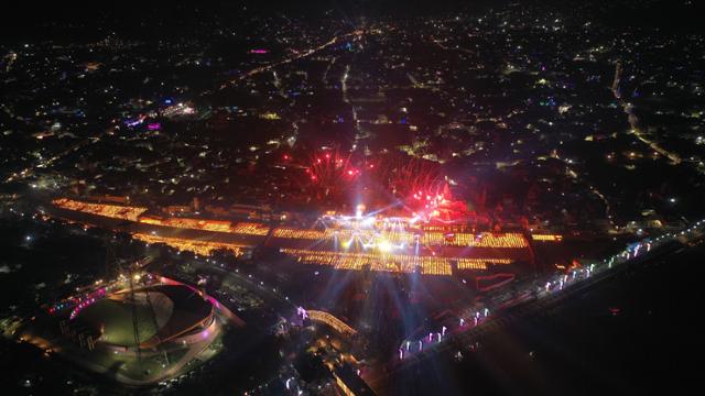 인도 갠지스강 인근의 아요디아에서 힌두교 축제 '디왈리' 전야인 3일 수십만 개의 등불이 밝혀진 가운데 폭죽놀이가 진행되고 있다. 아요디아=AP 연합뉴스