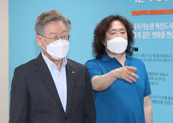 지난 7월 15일 이재명(왼쪽) 당시 경기지사가 방송인 김어준씨가 진행하는 TBS 라디오 프로그램 ‘김어준의 뉴스공장’ 일정을 마치고 함께 이동하는 모습. 뉴스1