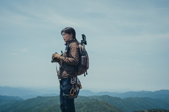 드라마 '지리산'에서 국립공원 레인저로 등장하는 전지현. 지리산 최고봉 천왕봉에서 담은 사진이다. 사진 tvN