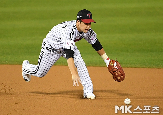 LG 트윈스 내야수 구본혁이 4일 서울 잠실야구장에서 열린 2021 KBO 포스트시즌 준플레이오프 1차전 두산 베어스와의 경기에서 1회초 두산 박건우의 타구를 잡은 뒤 놓치고 있다. 사진(서울 잠실)=천정환 기자