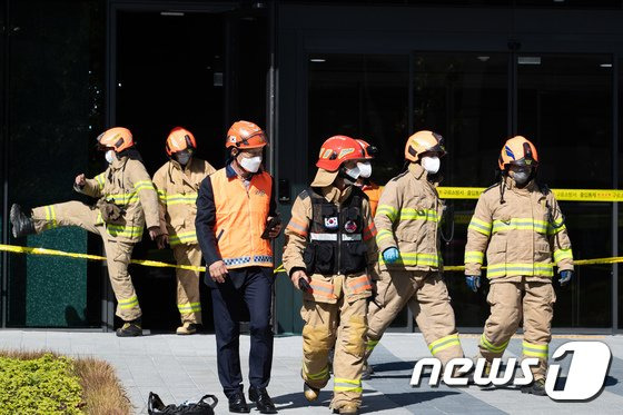 지난달 23일 서울 금천구 가산동의 신축공사 현장에서 발생한 이산화탄소 누출사고와 관련, 소방대원들이 현장 확인을 마친 후 철수하고 있다 /사진=뉴스1