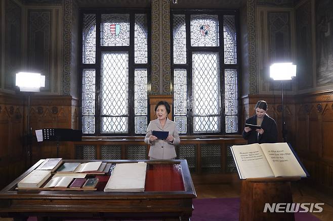 [부다페스트=뉴시스] 김진아 기자 = 김정숙 여사가 3일(현지시각) 오후 헝가리 부다페스트 헝가리 국립국가기록원에서 발언을 하고 있다. 2021.11.04. bluesoda@newsis.com