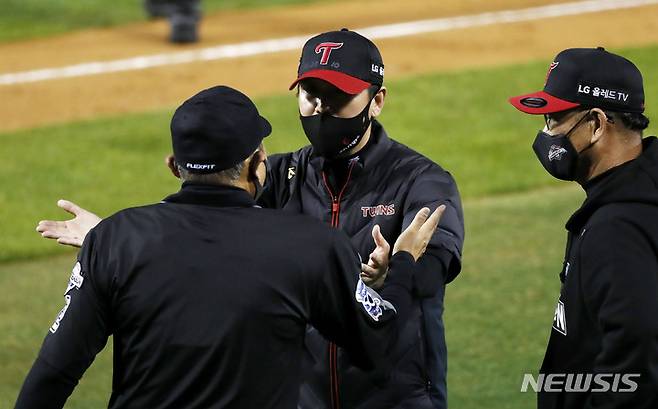 [서울=뉴시스] 홍효식 기자 = 4일 오후 서울 송파구 잠실야구장에서 열린 2021 KBO 포스트시즌 준플레이오프 1차전 LG 트윈스와 두산 베어스의 경기, 5회초 무사 1루 상황에서 두산 정수빈이 비디오판독으로 3피트 수비방해로 아웃. 두산 김태형 감독이 그라운드로 나오며 판독 관련 심판에게 이야기하자 이에 LG 류지현 감독이 어필하고 있다. 2021.11.04. yesphoto@newsis.com