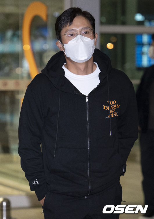 Actor Lee Byung-hun and Park Hae-soo Departed to the United States to attend Art + Film Gala Rizzatto in 2021.Actor Lee Byung-hun poses for reporters: 2021.11.04