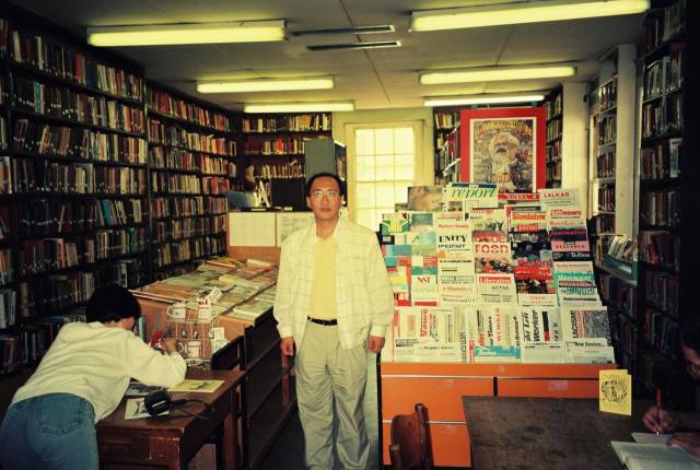 ▲1996년 '마르크스 기념도서관 및 노동자학교'를 방문한 노회찬 ⓒ노회찬재단