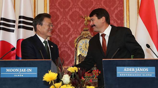 문재인 대통령과 야노쉬 아데르 헝가리 대통령(오른쪽)