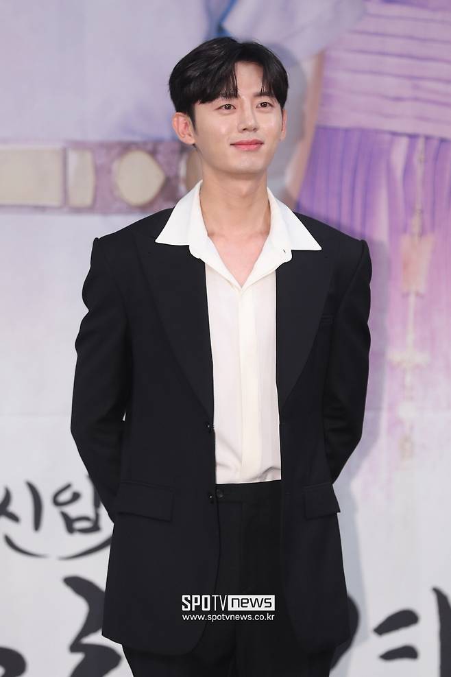 Park Gye-hyung, who participated in the IHQ national drama $ponsor (formerly Blow-Up), has been dissatisfied with Lee Ji-hoons quantity and has been repercussed that he eventually got off the work.Park Gye-hyung said in an interview with the author on the 4th.Park Gye-hyeong, who wrote The Wicked Destiny Child on KBS1 in 2018, participated as the author of IHQs Drama Blow-Up and wrote an early script; however, it was replaced during filming.Kwak Gi-won PD, who directed Blow-Up, also got off, major staffs such as shooting director and lighting director were replaced at once, and the title of the drama was changed to $ponsor.The production team set up a new Staff and re-shot from the first.In this regard, Park Gye-hyung wrote the script until the 8th.However, Lee Ji-hoon, the main character Sun Woo, was asked to revise his role, saying that he would quit because he had fewer rolls, and he was informed of his unilateral departure despite repeated script revisions.I also dropped off (Kwak Lee Gi-won) coach and other staffs, he said afterwards.I heard that other writers have already participated in the three to four times when I was notified of my departure and have been revising the script.Park said, It is true that Sun Woo, played by Lee Ji-hoon, was a mysterious person and did not have much early.I made efforts to add and change God after receiving the request. It is right that I revised it under consent.You have to fix it because you ask, and there is nothing you can not fix whether it is 10 or 100 times for Drama to work well.But Actor, I think everything should be wrong with one persons breath. Park Gye-hyung said, Even if I rewrite 1 and 2 and the situation changes, the basic composition and YG Entertainment I wrote can not change much.I have copyrighted the script and YG Entertainment for Blow-Up at present. He said that he has sent proof of content to terminate the contract with Victory Contents, a producer, because the situation can be worked only if the situation is settled as a freelance writer.It is true that the writer asked for a revision of the script, but Lee Ji-hoon has never asked for a revision, the $ponsor said.The main character is about to come out in one session at the beginning, but the other actor was worried about whether it could be realistic, he said.Meanwhile, $ponsor is on the verge of its first broadcast on the 29th, and the controversy surrounding Lee Ji-hoon is continuing.A Staff has also suggested legal action after writing revealing Lee Ji-hoons acquaintance had verbally abused at the scene.Lee Ji-hoon said, There was a friction between Lee Ji-hoon acquaintance and Staff at the scene of $ponsor shooting.Lee Ji-hoon tried to apologize on the day, but it is a shame that it did not work smoothly. Friend is deeply reflecting on the part that caused the controversy on the spot, and I am trying to contact the crew continuously because I can not contact the party, he said. On the day of the incident, I feel sorry for the staff who have been uncomfortable with this day. Im telling you.I will be more careful in the future, but I hope you do not misunderstand this part. 