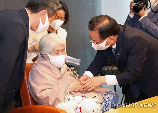 김부겸 총리 위문받는 오희옥 애국지사  (서울=연합뉴스) 김부겸 국무총리가 지난 6월 3일 서울 강동구 서울중앙보훈병원을 방문해 입원 중인 '3대 독립운동가' 오희옥 애국지사를 위문하고 있다. 오 지사는 2018년 3월 뇌경색으로 쓰러져 병원에 입원한 채 4년째 투병 생활을 하고 있다. 2021.6.3