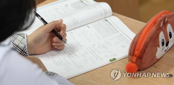 '초집중' (창원=연합뉴스) 김동민 기자 = 2022학년도 대학수학능력시험이 2주 앞으로 다가온 4일 오후 경남 창원시 마산합포구 교방동 합포고등학교에서 3학년생이 자율학습을 하고 있다. 2021.11.4 image@yna.co.kr