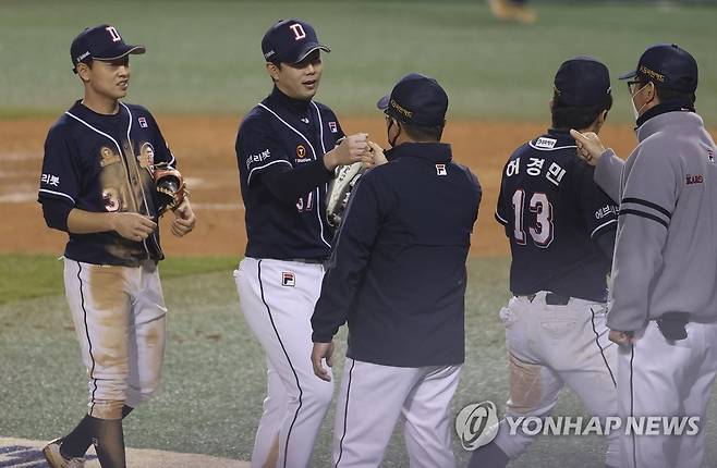 두산 '이겼다' (서울=연합뉴스) 이지은 기자 = 4일 서울 송파구 잠실야구장에서 열린 2021 프로야구 KBO 포스트시즌 준플레이오프 1차전 두산 베어스와 LG 트윈스의 경기. 5대1로 이긴 두산 김태형 감독이 박건우와 기뻐하고 있다. 2021.11.4 jieunlee@yna.co.kr