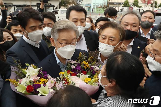 이재명 더불어민주당 대선 후보가 5일 오후 대구 중구 서문시장에 도착해 많은 인파 속에서 환영의 꽃다발을 받고 있다. 2021.11.5/뉴스1 © News1 공정식 기자