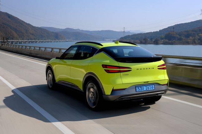 제네시스 GV60 주행 모습. ⓒ현대자동차