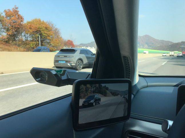 제네시스 GV60의 디지털 사이드 미러. 카메라로 찍은 후측방 영상을 디스플레이를 통해 실시간으로 확인하는 방식이다. ⓒ데일리안 박영국 기자