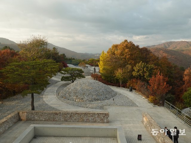 뮤지엄산 야외공원에 설치된 조각품과 단풍, 그리고 주변의 산세가 아름다운 조화를 이루고 있다.