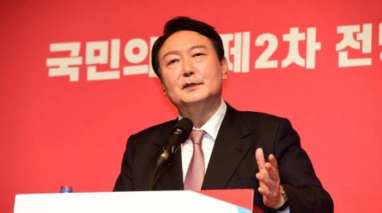 윤석열 국민의힘 대선 후보가 5일 오후 서울 용산구 백범김구기념관에서 열린 제2차 전당대회에서 제20대 대통령 선거 후보에 선출된 후 기자회견을 하고 있다. <연합뉴스>