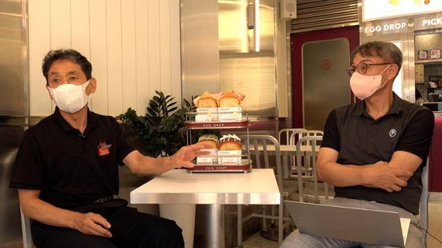 지난달 14일, 서울 강서구 에그드랍 염창역점에서 맘스터치 상도역점 황성구씨와 에그드랍 염창역점 이원재씨가 서로 대화를 나누고 있다.