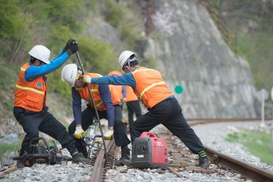 선로 유지보수 작업은 주간은 물론 야간에 많이 이뤄진다. [사진 코레일]