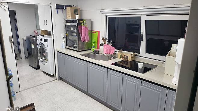 침식차에는 주방과 세탁기, 건조기 등이 설치돼 있다. [사진 코레일]