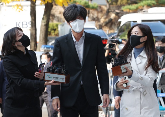 Attorney Nam Wook heads to the courtroom to appear for a review of his warrant at the Seoul Central District Court on November 3. Yonhap News